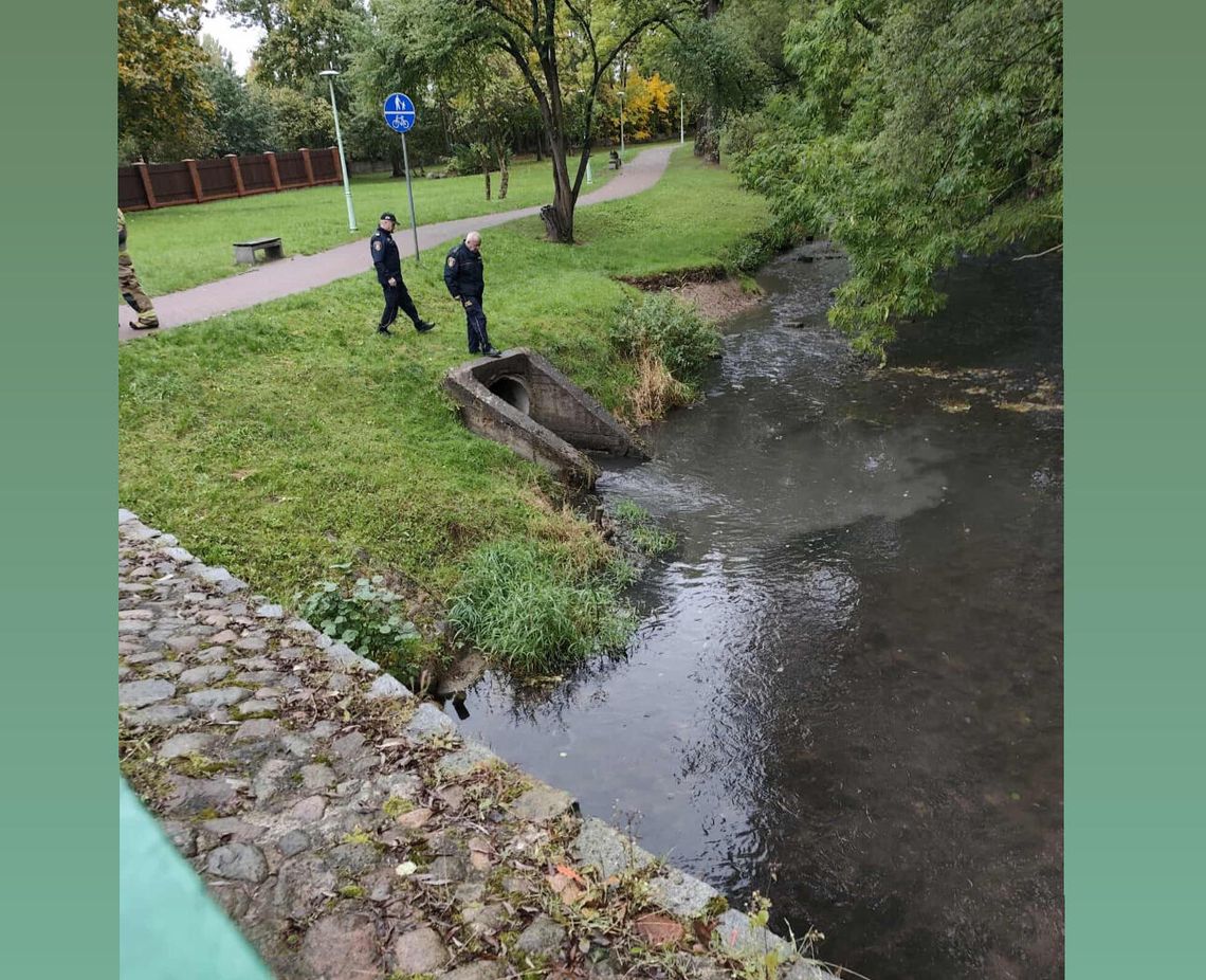 ⚠️ Podejrzana substancja wlewała się do Czarnej Hańczy w Suwałkach 🌊