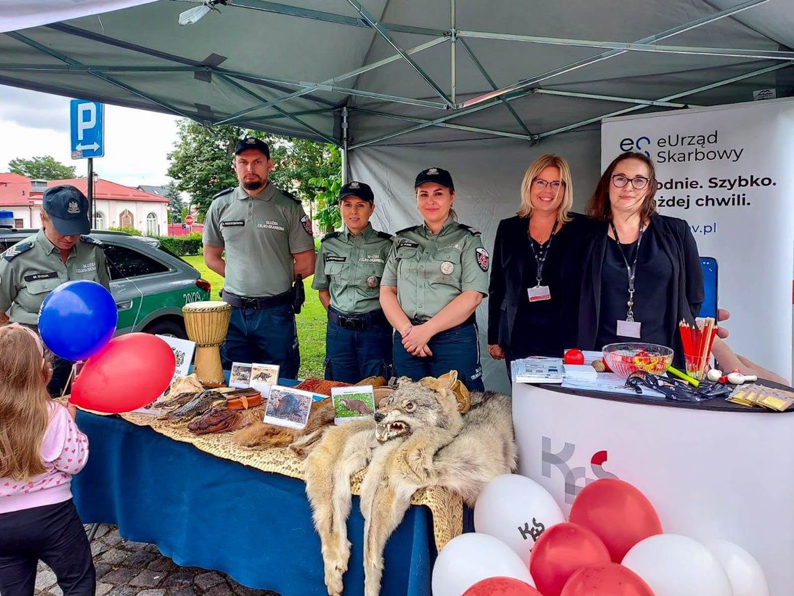 Podlaska KAS na Niebieskim Pikniku w Sokółce. Mundurowi promowali e-usługi i ochronę przyrody Podlaska KAS na Niebieskim Pikniku w Sokółce. Mundurowi promowali e-usługi i ochronę przyrody