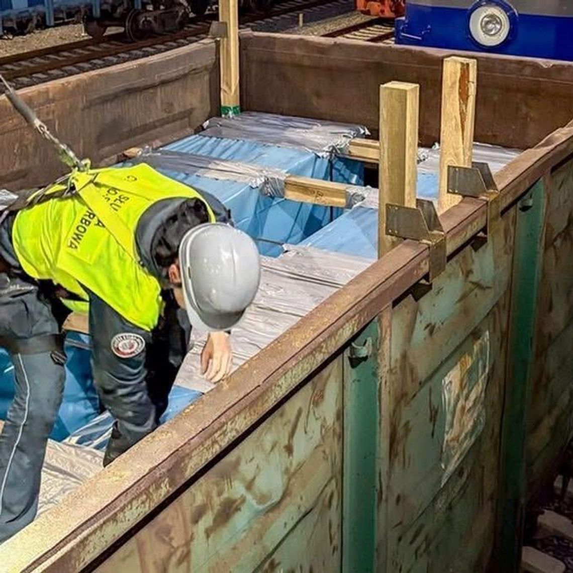 Podlaska KAS udaremniła przemyt papierosów ukrytych pod ładunkiem luster Podlaska KAS udaremniła przemyt papierosów ukrytych pod ładunkiem luster