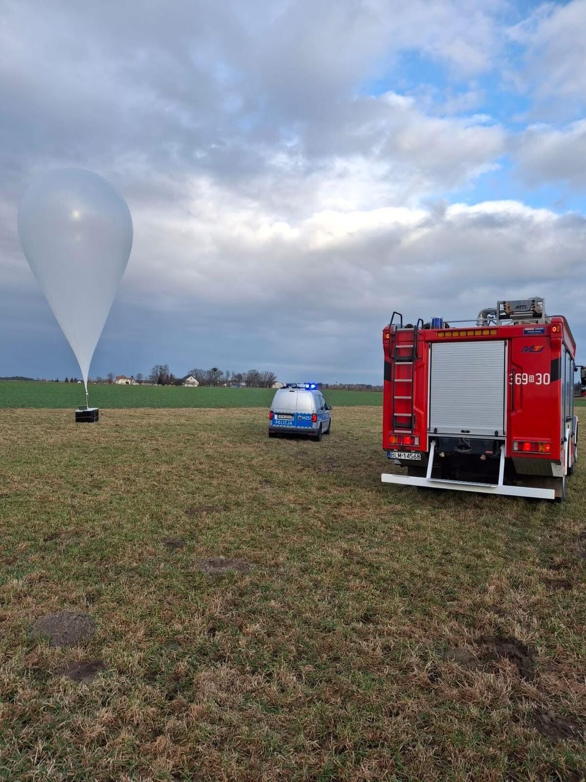 Podlaska policja bada tajemnicze balony z podczepionymi pakunkami Podlaska policja bada tajemnicze balony z podczepionymi pakunkami