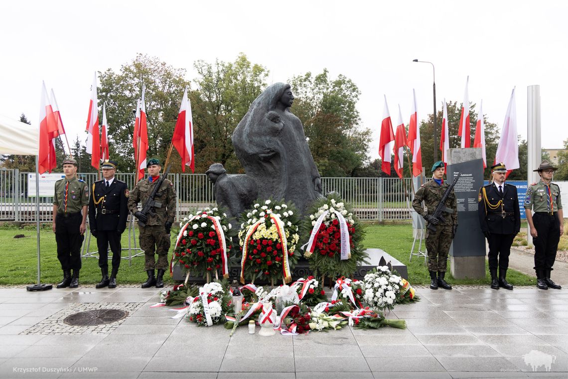 Podlaskie upamiętniło 87. rocznicę sowieckiej agresji na Polskę i Dzień Sybiraka Podlaskie upamiętniło 87. rocznicę sowieckiej agresji na Polskę i Dzień Sybiraka