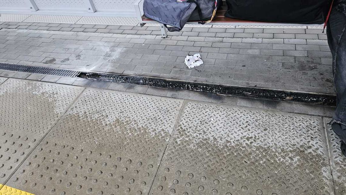 Podpalił śmieci na przystanku w Augustowie. Ogień rozprzestrzenił się na kratki odpływowe Podpalił śmieci na przystanku w Augustowie. Ogień rozprzestrzenił się na kratki odpływowe