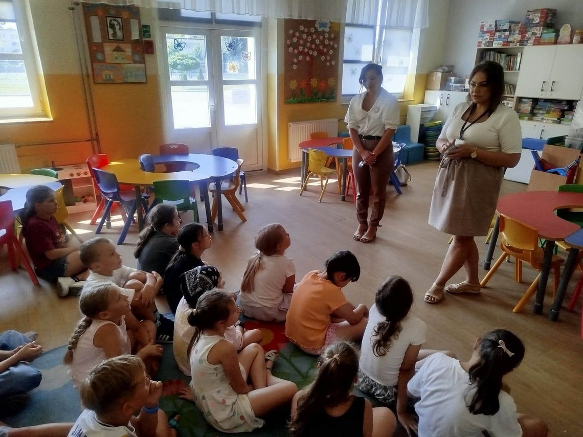 Policja i specjaliści odwiedzili uczniów w Suwałkach. Rozmawiali o zdrowiu i bezpiecznych wakacjach