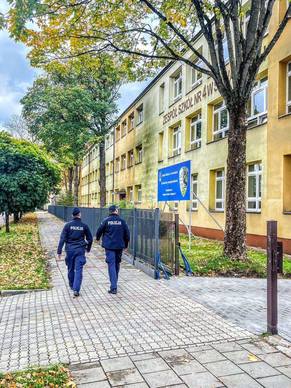 Policja nadal patroluje okolice szkół w Suwałkach. Funkcjonariusze sprawdzają niepokojące doniesienia Policja nadal patroluje okolice szkół w Suwałkach. Funkcjonariusze sprawdzają niepokojące doniesienia