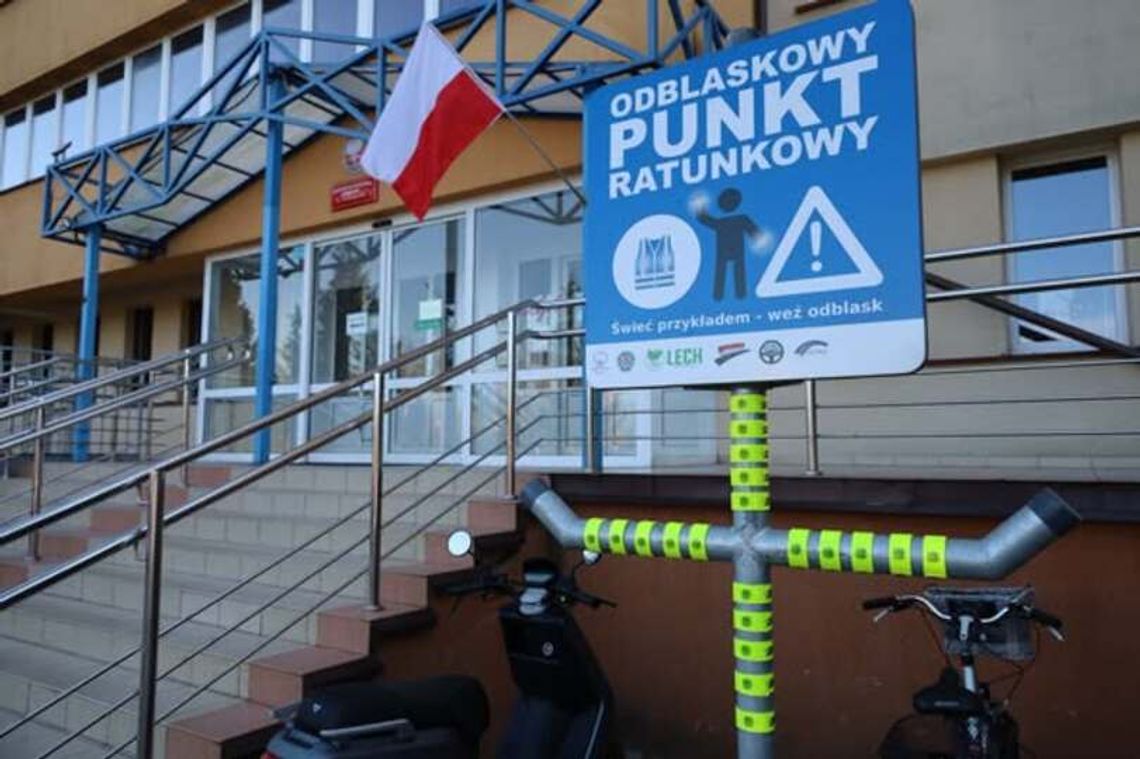 Policja w Suwałkach zachęca do noszenia odblasków. Przed komendą działa specjalny punkt Policja w Suwałkach zachęca do noszenia odblasków. Przed komendą działa specjalny punkt