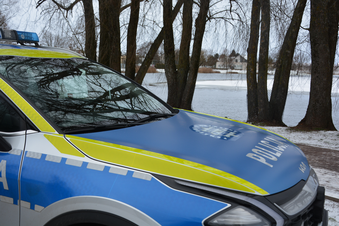 Policjanci ostrzegają przed wchodzeniem na lód ❄️