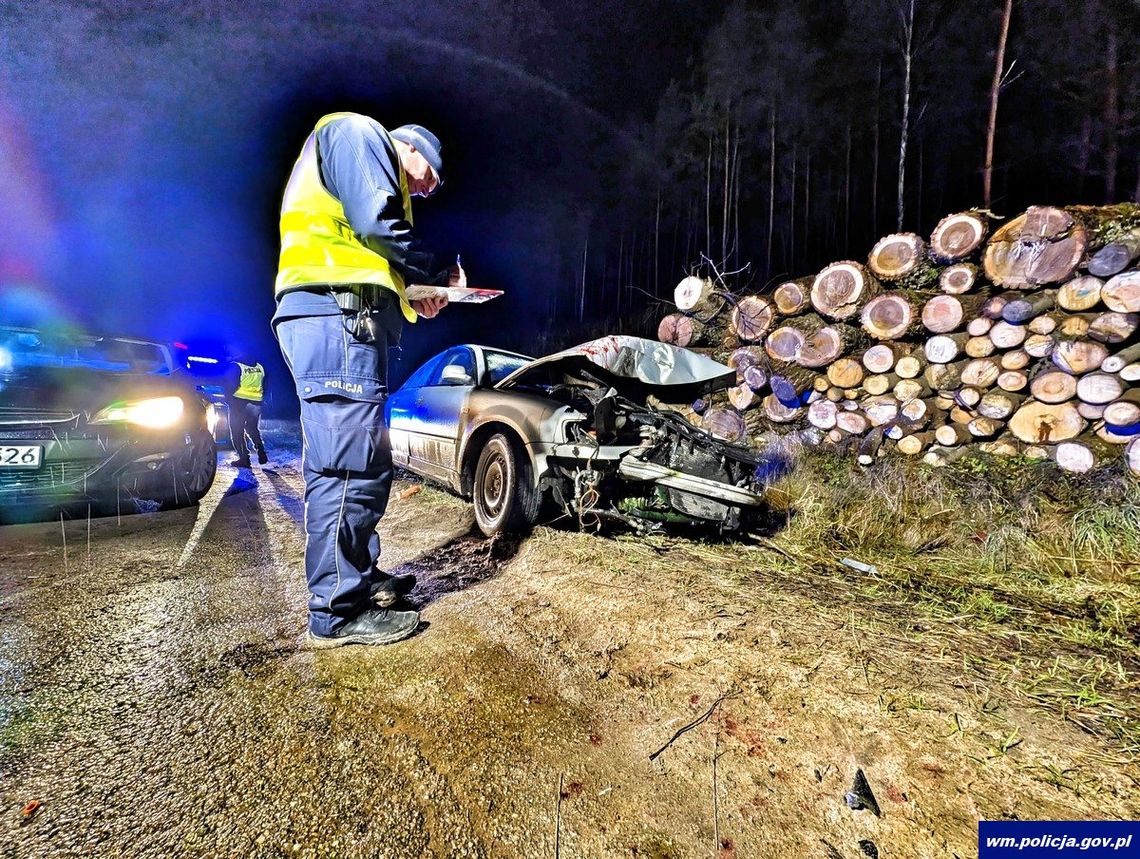 🚔 Policjanci pracowali na miejscu groźnego zdarzenia drogowego 🚗💥