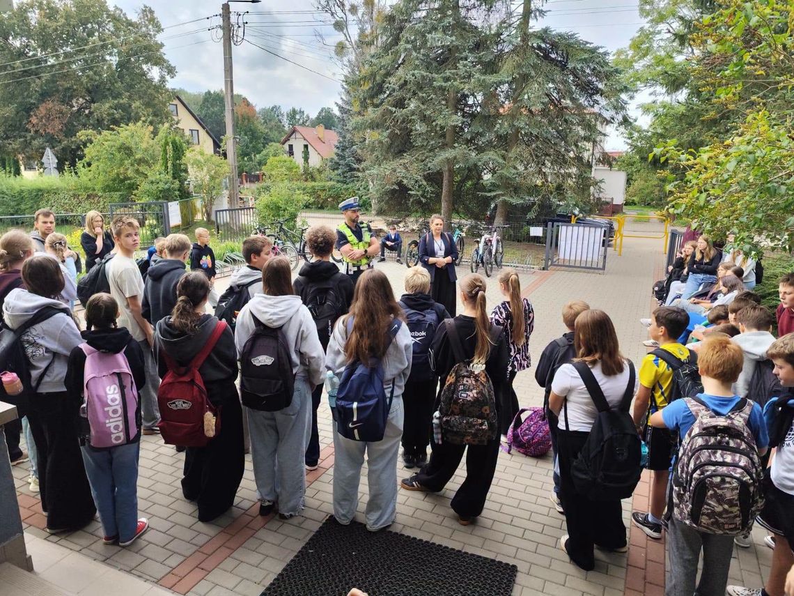 Policjanci rozmawiali z dziećmi o bezpieczeństwie na drodze. Zajęcia w szkołach z regionu