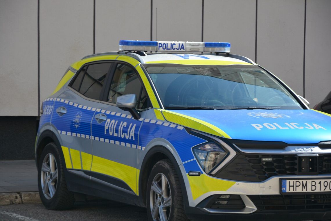 Policjanci wynieśli 96-letnią kobietę z płonącego domu. Błyskawiczna akcja w Suwałkach