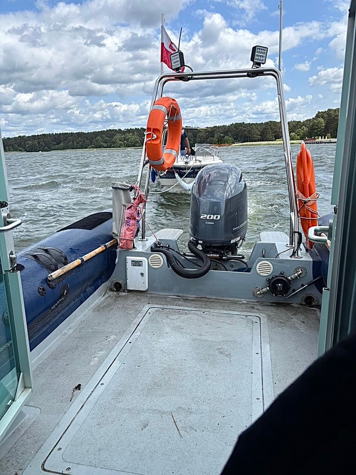🚤 Policjanci z Augustowa uratowali turystów dryfujących na jeziorze Necko