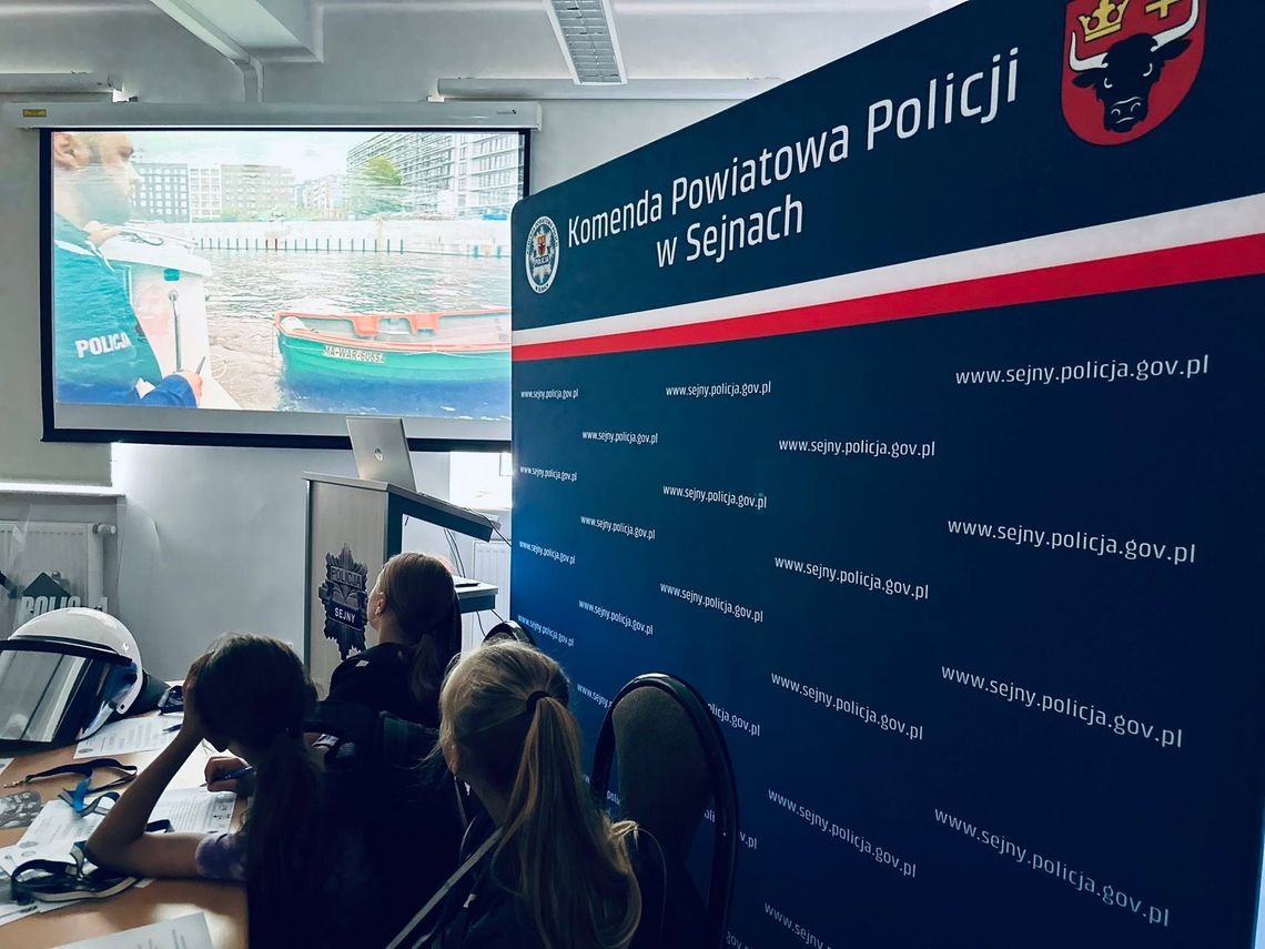 Policjanci z Sejn przypominają dzieciom o bezpieczeństwie podczas wakacji 🌞