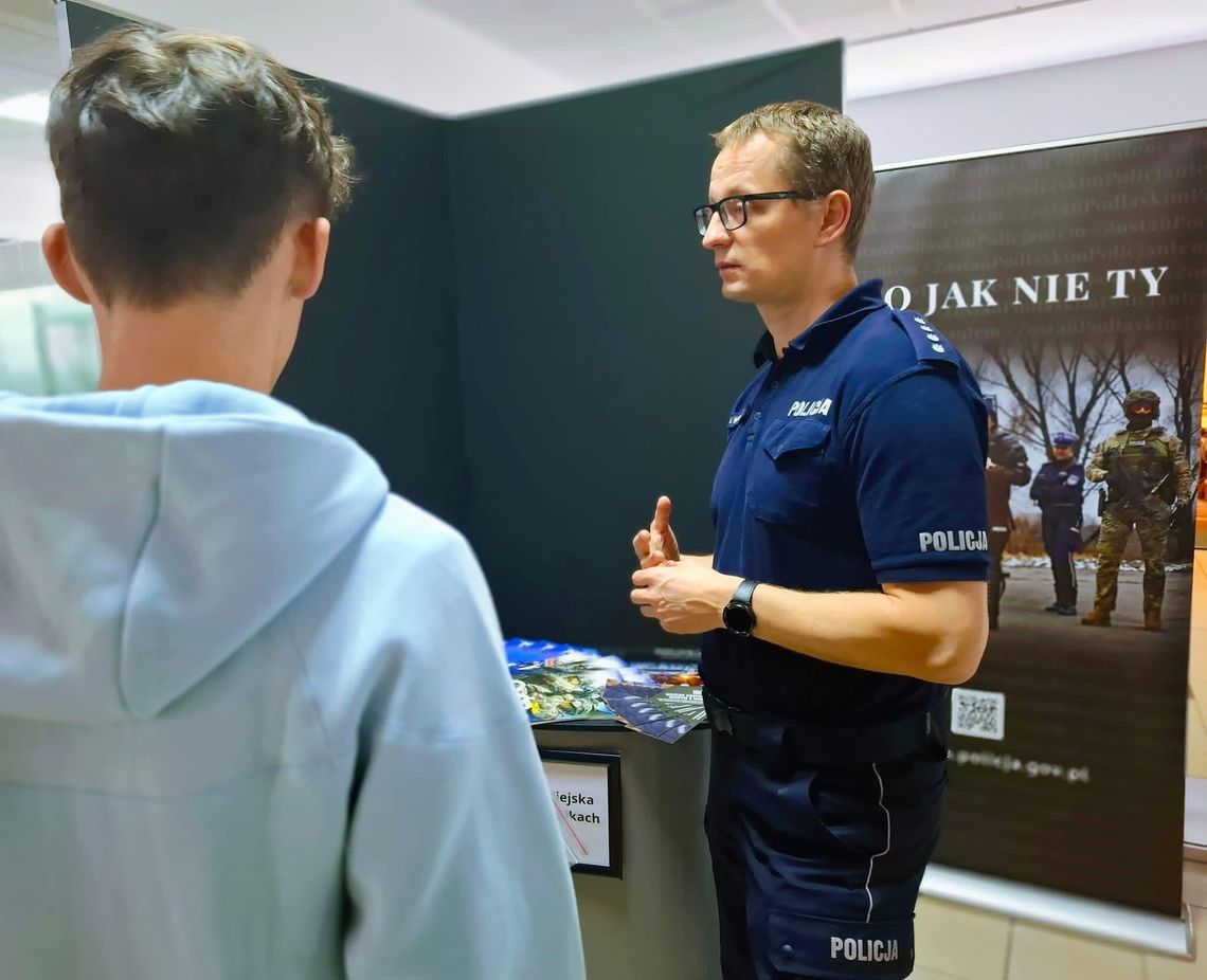 Policjanci z Suwałk na Targach Pracy w Państwowej Uczelni Zawodowej