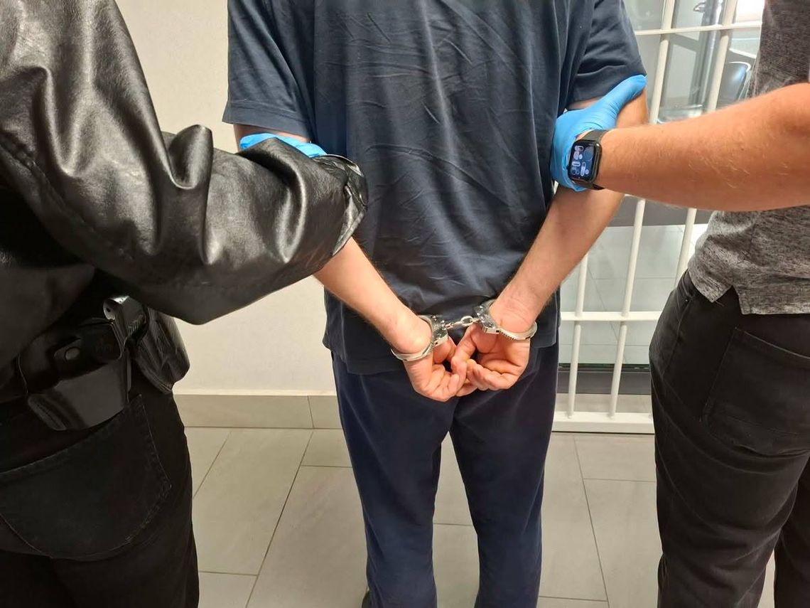 Policjanci z Suwałk zatrzymali mężczyznę podejrzanego o znęcanie się nad rodziną Policjanci z Suwałk zatrzymali mężczyznę podejrzanego o znęcanie się nad rodziną