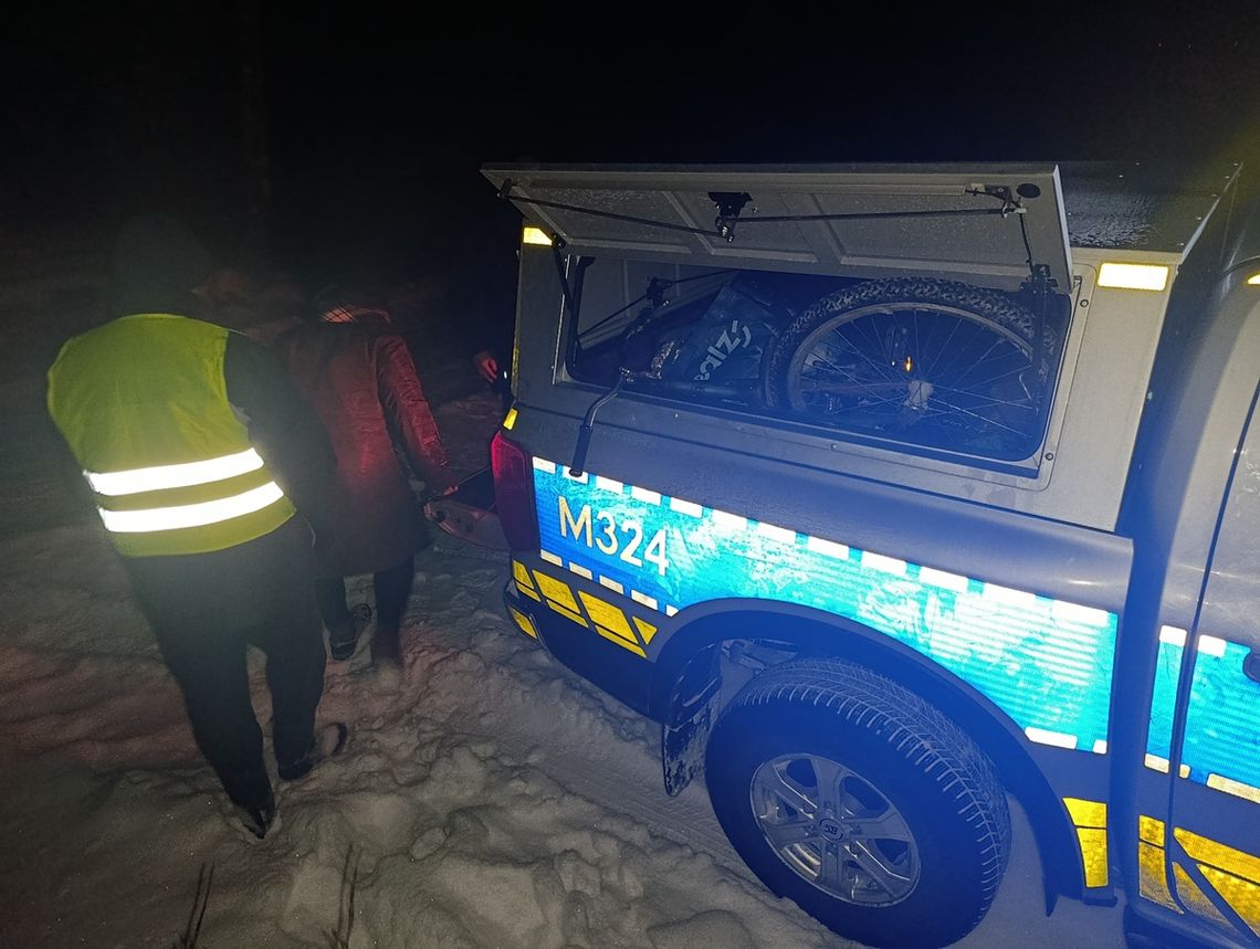 Policjanci zapobiegli tragedii. Matka z synem uratowani przed wychłodzeniem Policjanci zapobiegli tragedii. Matka z synem uratowani przed wychłodzeniem