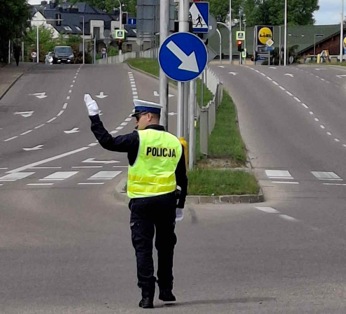 Policjant kieruje ruchem – czy znasz te sygnały?