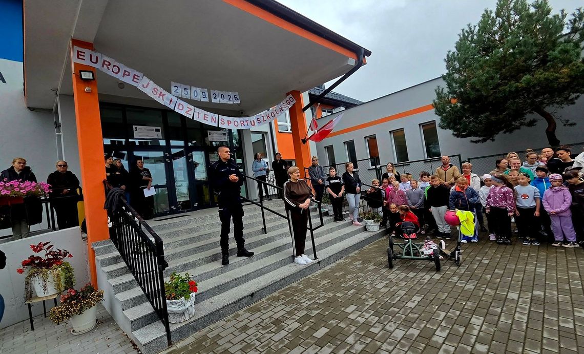 Ponad 100 uczniów pobiegło w Świętajnie. Policjanci przypomnieli o bezpieczeństwie Ponad 100 uczniów pobiegło w Świętajnie. Policjanci przypomnieli o bezpieczeństwie