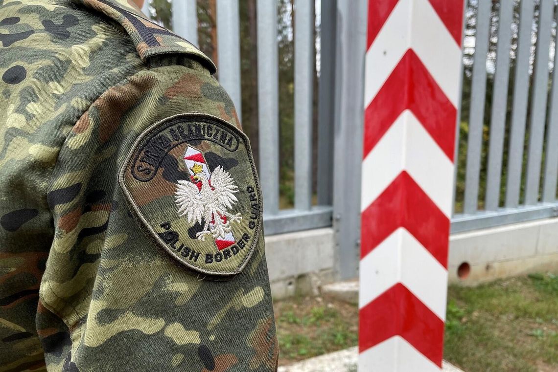 🚨 Ponad 50 prób nielegalnego przekroczenia granicy w Podlaskiem – migranci zaatakowali polskie służby konarami i drutem kolczastym