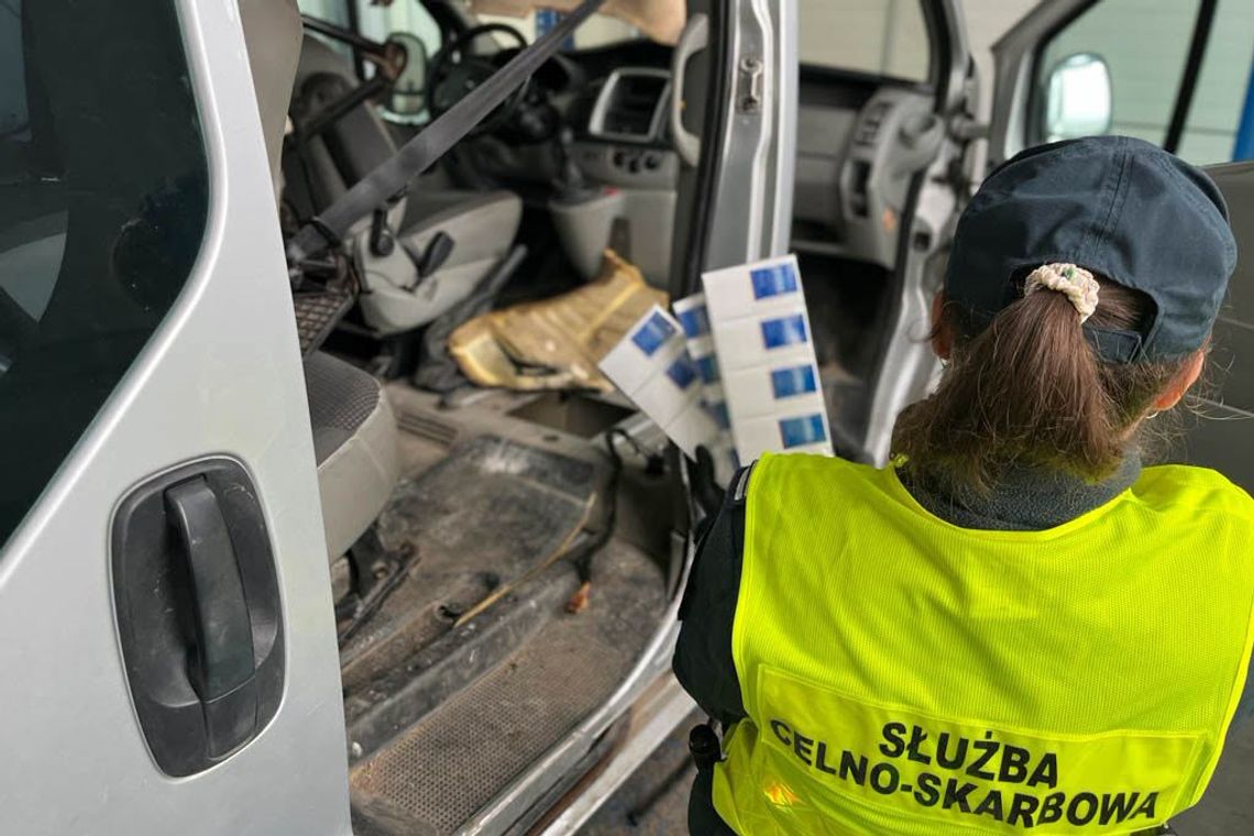 Ponad 6000 paczek papierosów ukrytych w aucie. Kierowca stracił kontrabandę i samochód
