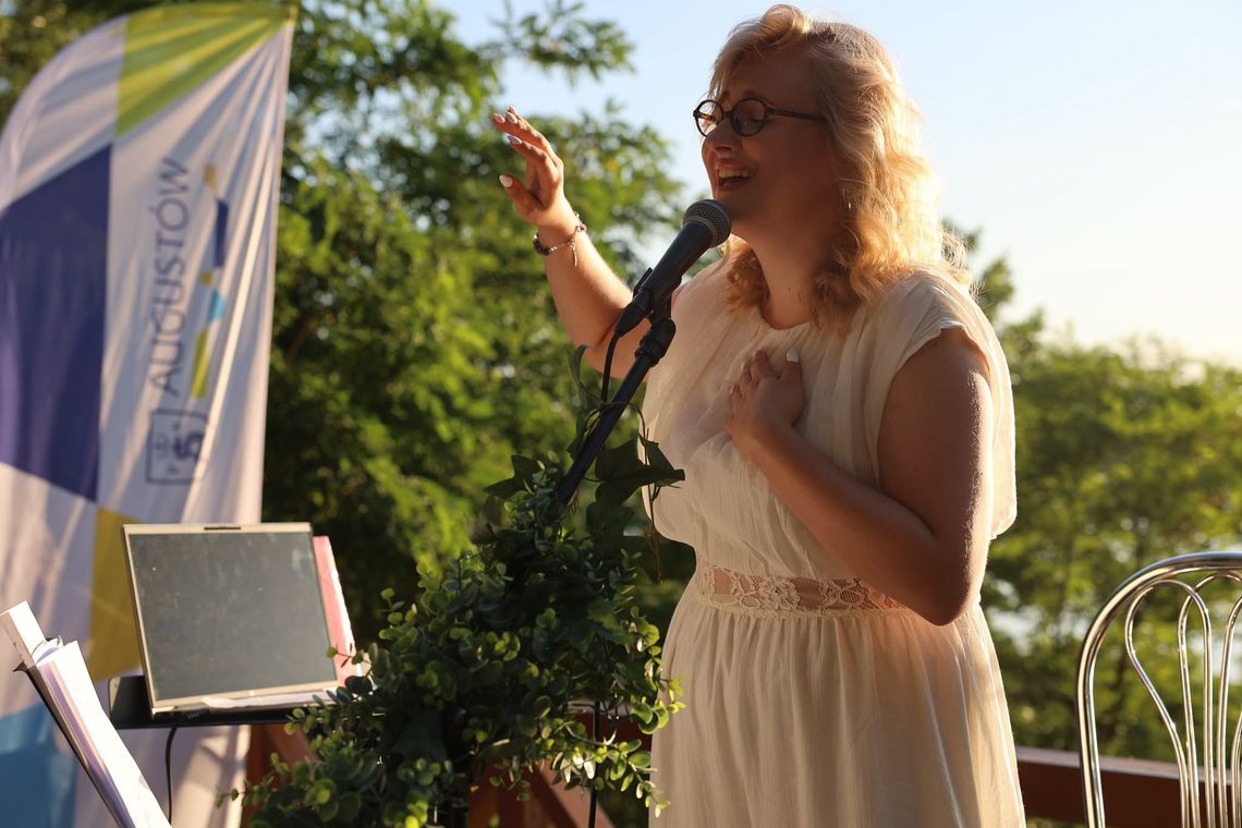 Ponadczasowe przeboje wybrzmiały nad Neckiem. Za nami piąty koncert cyklu „W rytmie Augustowskich Nocy”