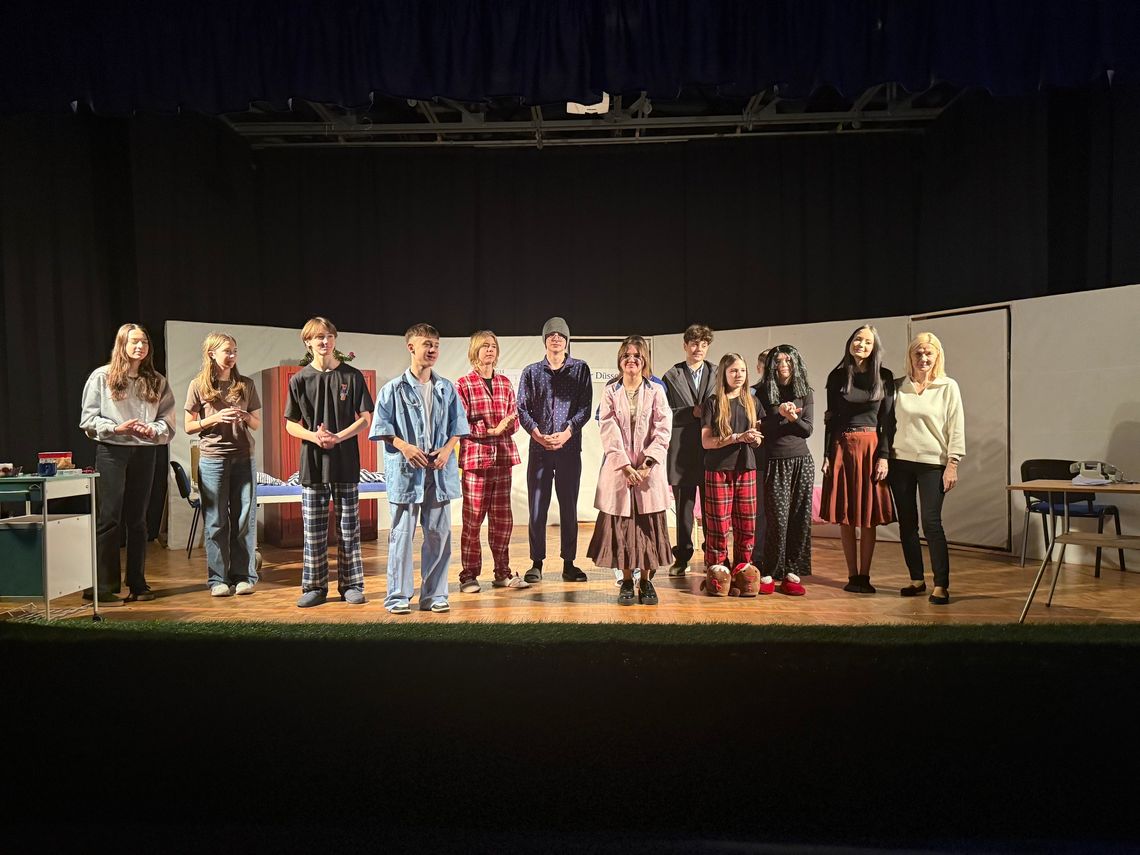 🎭 Poruszający spektakl w SP nr 7 w Suwałkach. Teatr RITA zachwycił widownię 🎭 Poruszający spektakl w SP nr 7 w Suwałkach. Teatr RITA zachwycił widownię