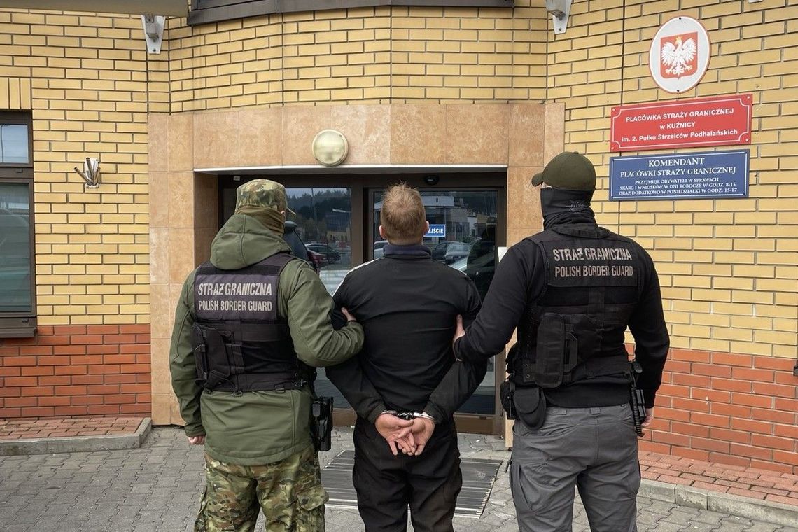 Pościg za Skodą w gminie Jaświły. W aucie papierosy warte ponad 92 tys. zł i szczątki balonu Pościg za Skodą w gminie Jaświły. W aucie papierosy warte ponad 92 tys. zł i szczątki balonu