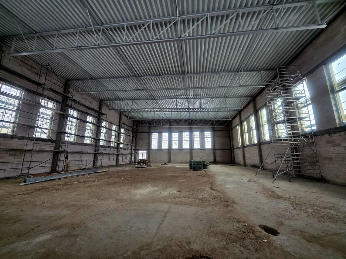 🏗️ Postępy prac przy budowie hali sportowej w Zespole Szkół nr 4 w Suwałkach