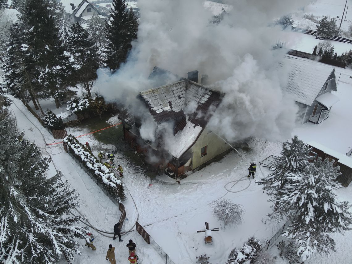 🔥 Pożar domu w Nowej Wsi (gm. Bakałarzewo). Na miejscu 32 strażaków