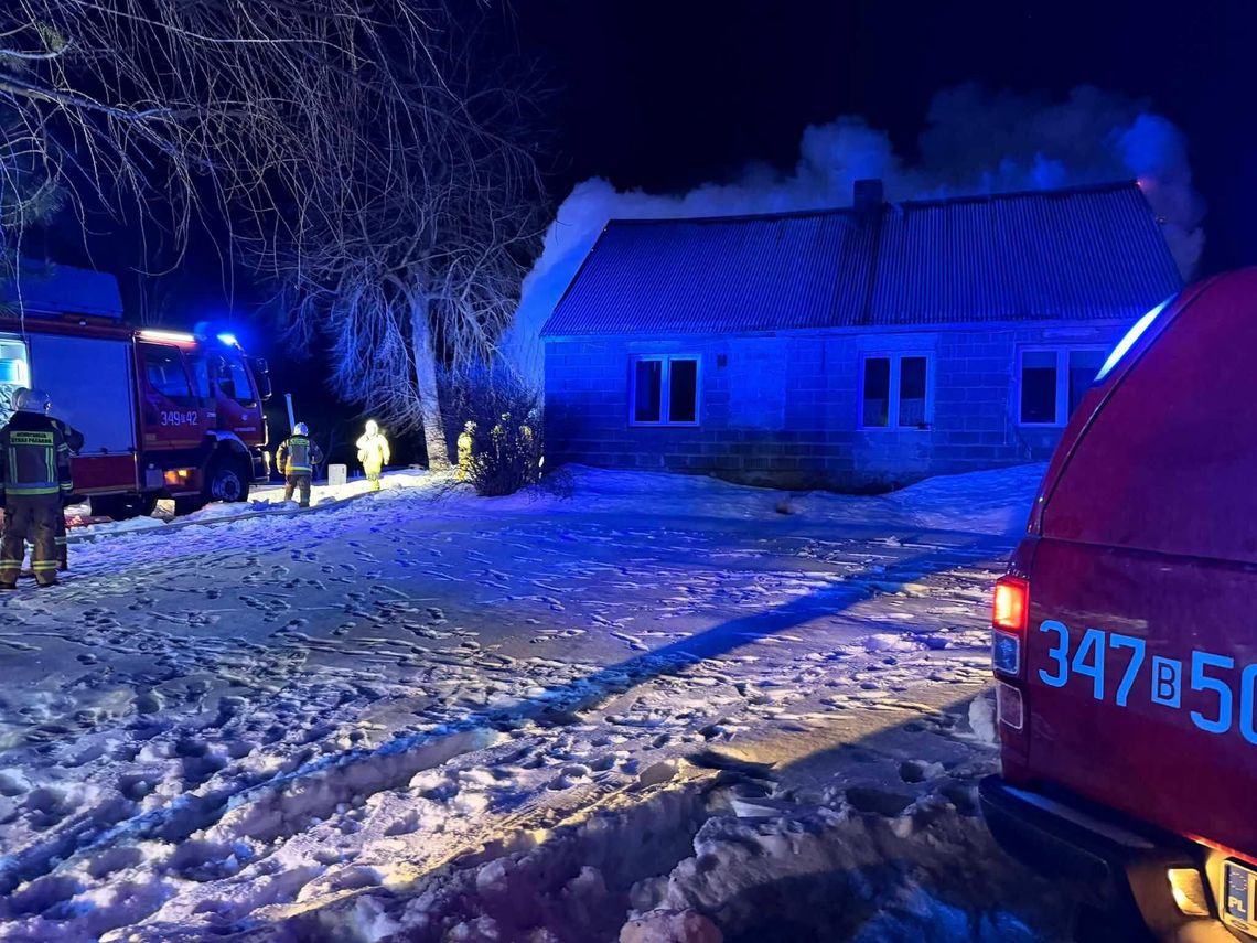 Pożar domu w miejscowości Suchorzec. Nocna akcja służb ratunkowych Pożar domu w miejscowości Suchorzec. Nocna akcja służb ratunkowych