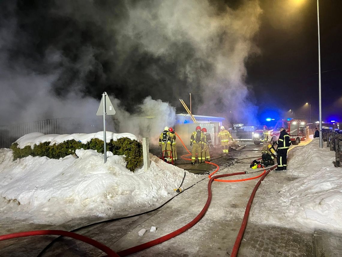 🚒 Pożar garaży w Mieruniszkach. W akcji kilka jednostek straży pożarnej