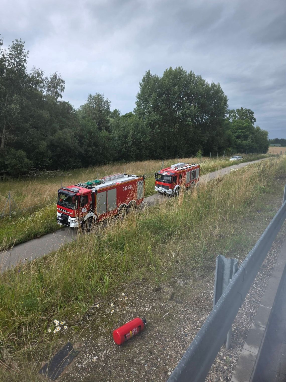 Pożar naczepy na trasie S61. Ciężarówka przewoziła zrębki drzewne Pożar naczepy na trasie S61. Ciężarówka przewoziła zrębki drzewne