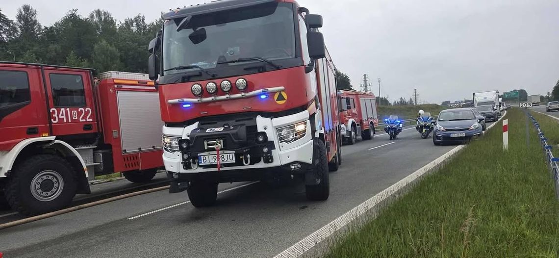 🔥 Pożar przyczepy na S61! Błyskawiczna akcja strażaków i policji pod Dębniakiem