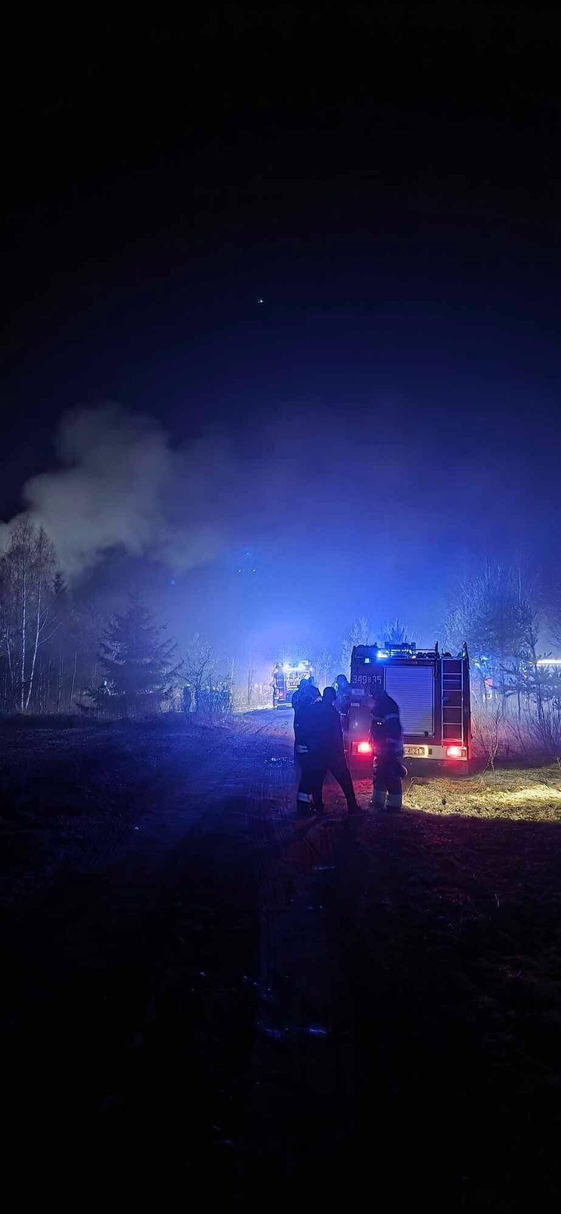 🚨 Pożar pustostanu przy ul. Czarnoziem w Suwałkach. Na miejscu liczne zastępy straży pożarnej 🔥