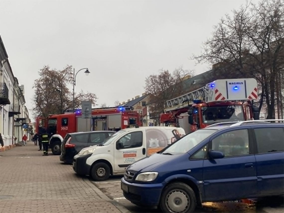 Pożar sadzy w kominie kamienicy przy ul. Kościuszki – szybka interwencja strażaków Pożar sadzy w kominie kamienicy przy ul. Kościuszki – szybka interwencja strażaków