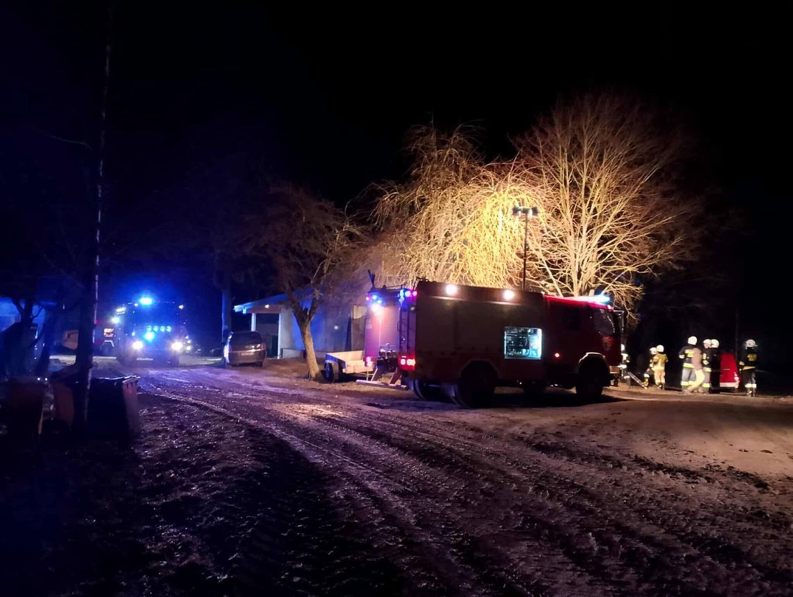 Pożar sadzy w przewodzie kominowym. Interweniowały cztery jednostki straży pożarnej Pożar sadzy w przewodzie kominowym. Interweniowały cztery jednostki straży pożarnej