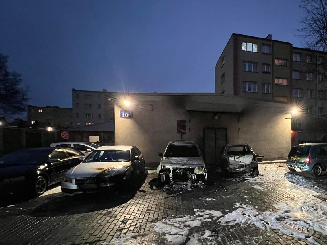 Pożar samochodów w nocy na ul. 1 Maja 10 🔥🚗