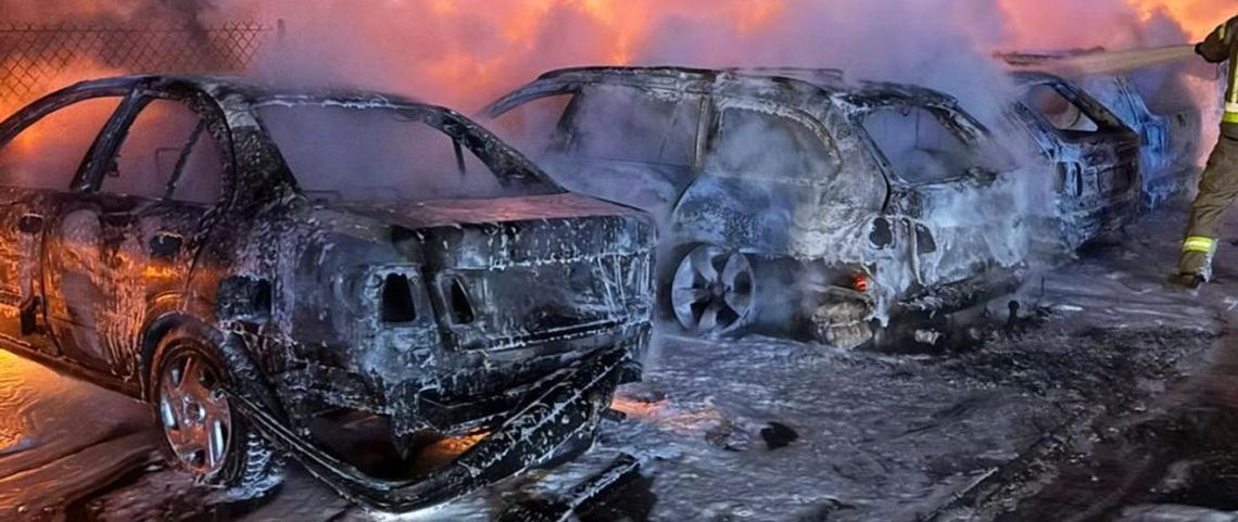 Pożar siedmiu samochodów osobowych na terenie gminy Kolno 🚒🔥