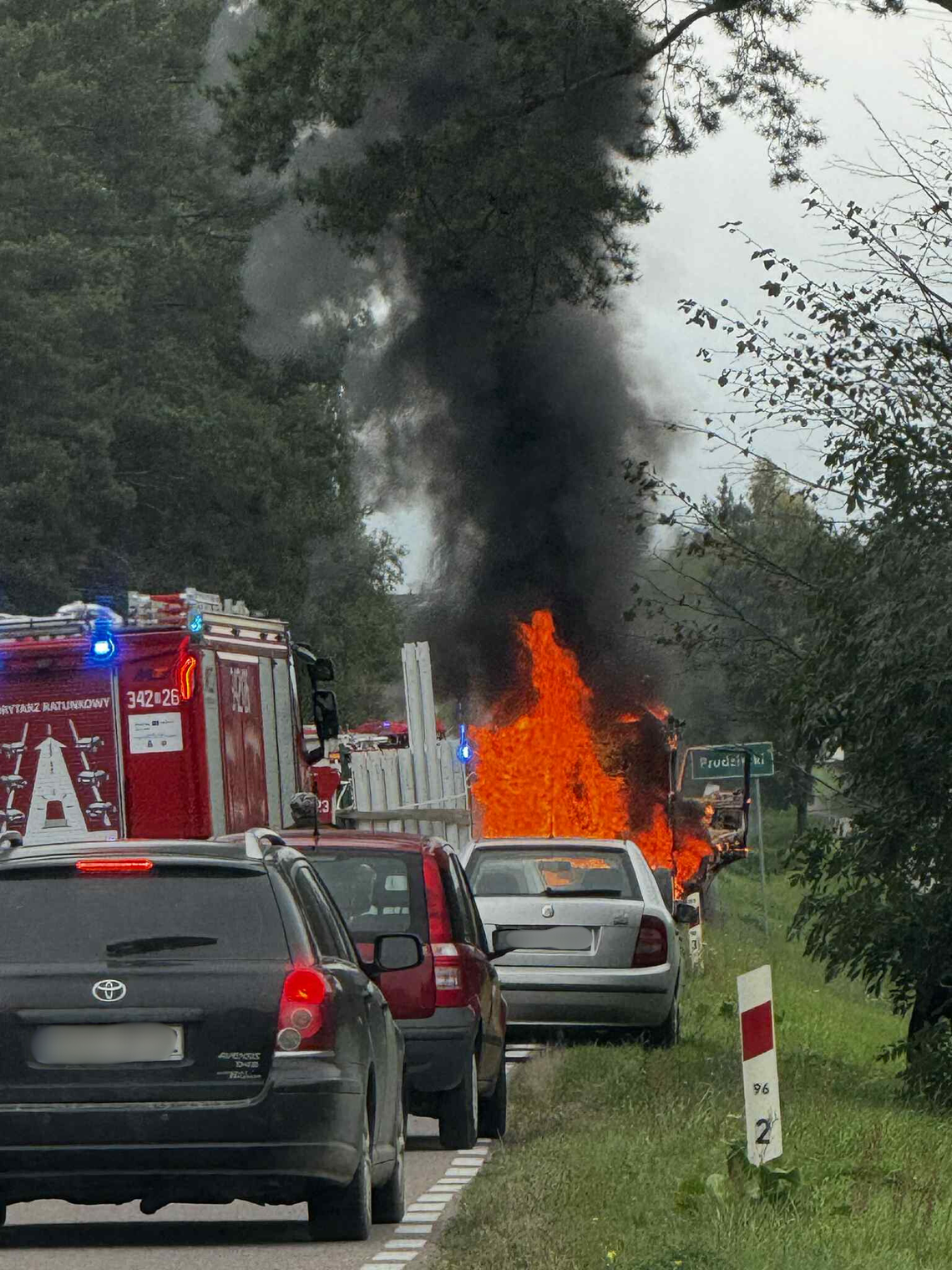 🚨 Pożar tira w Prudziszkach. Droga zablokowana, akcja trwa!
