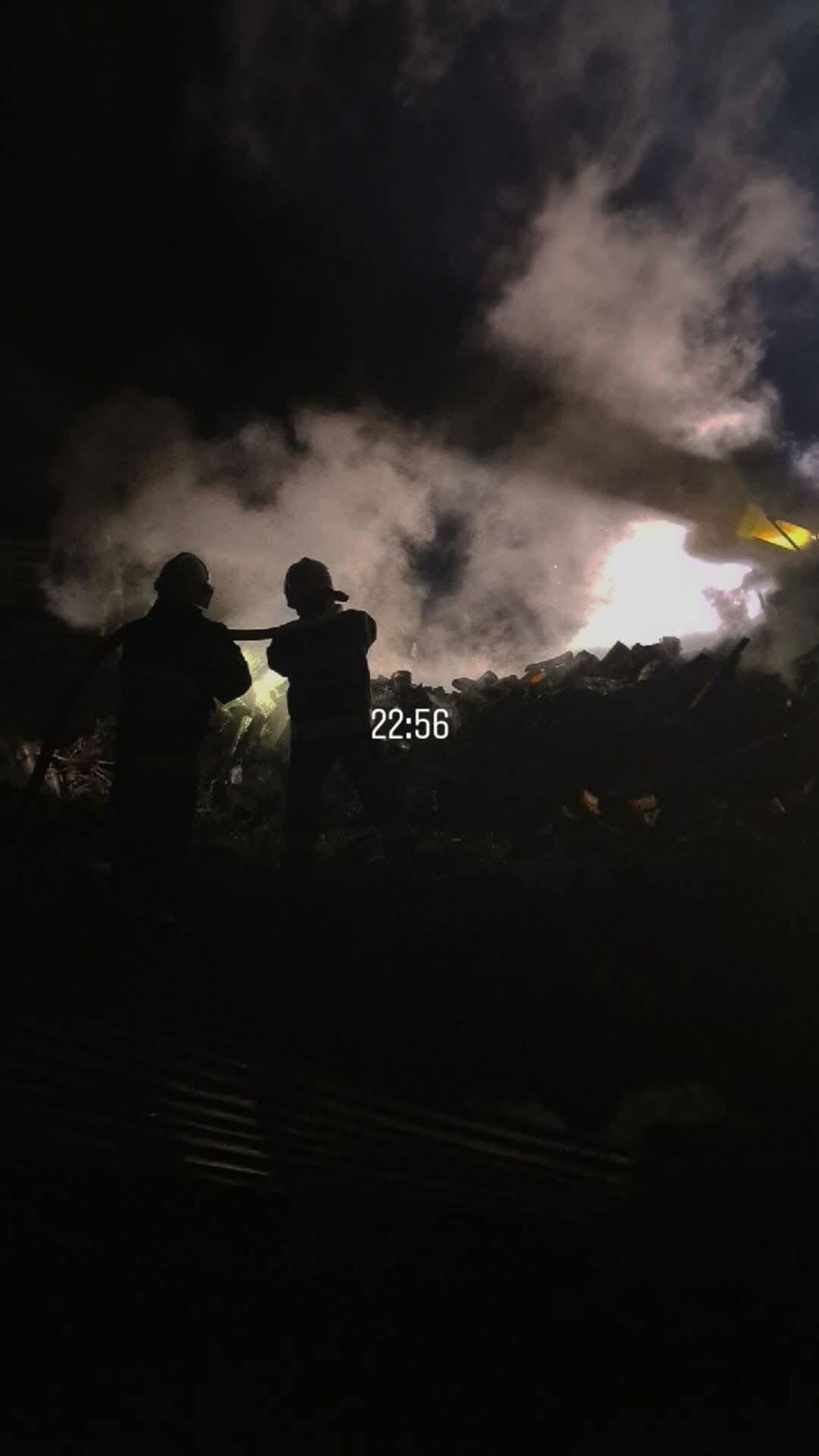 Pożar wiaty na drewno w Korklinach. Nocna akcja strażaków