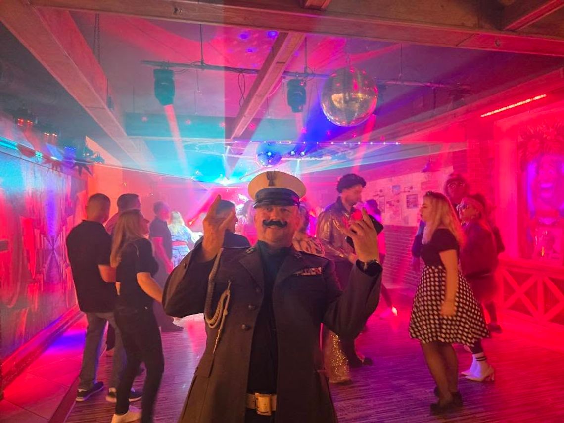 🌟 PRL Party w Piwiarni Warka – podróż w czasie pełna tańca, śmiechu i nostalgii! 🎶 🌟 PRL Party w Piwiarni Warka – podróż w czasie pełna tańca, śmiechu i nostalgii! 🎶