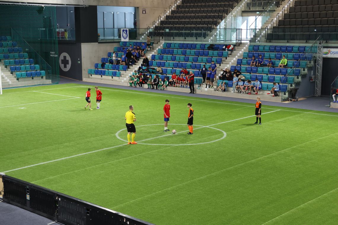 ⚽ Prolog Mikołajkowego Turnieju wrócił po 10 latach. Młodzi piłkarze na parkiecie Suwałki Areny