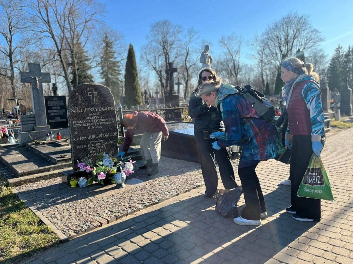 Przed Wielkanocą uporządkowano litewskie groby w Suwałkach