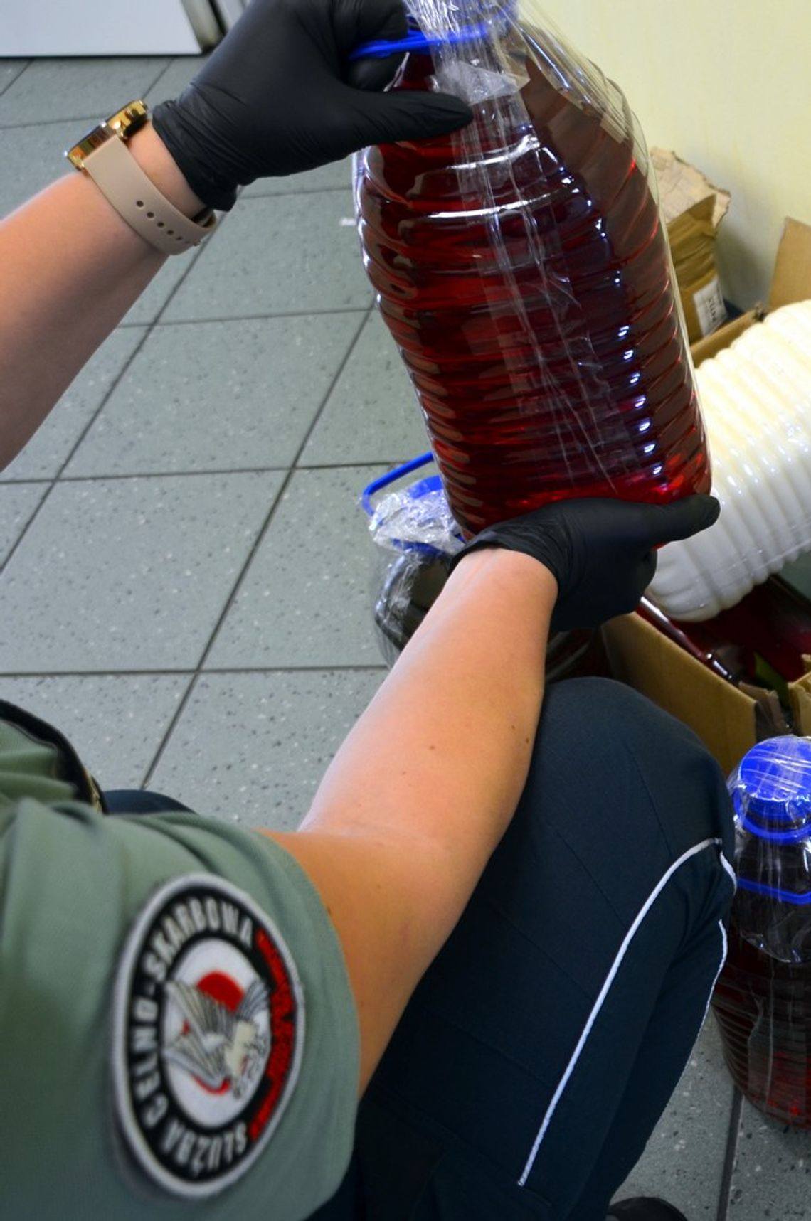 🚔 Przewoził niemal 130 litrów nielegalnego alkoholu. Wpadł podczas kontroli drogowej
