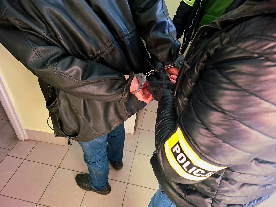 Recydywista z aresztem. 63-latek znęcał się nad rodziną i groził spaleniem domu