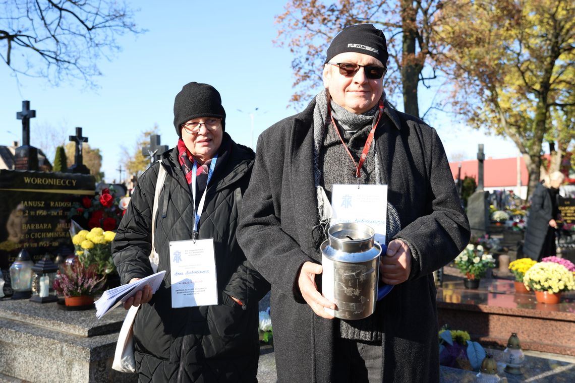 Rekordowa kwesta na cmentarzu w Suwałkach. Zebrano prawie 18,5 tysiąca złotych na renowację zabytkowych nagrobków Rekordowa kwesta na cmentarzu w Suwałkach. Zebrano prawie 18,5 tysiąca złotych na renowację zabytkowych nagrobków