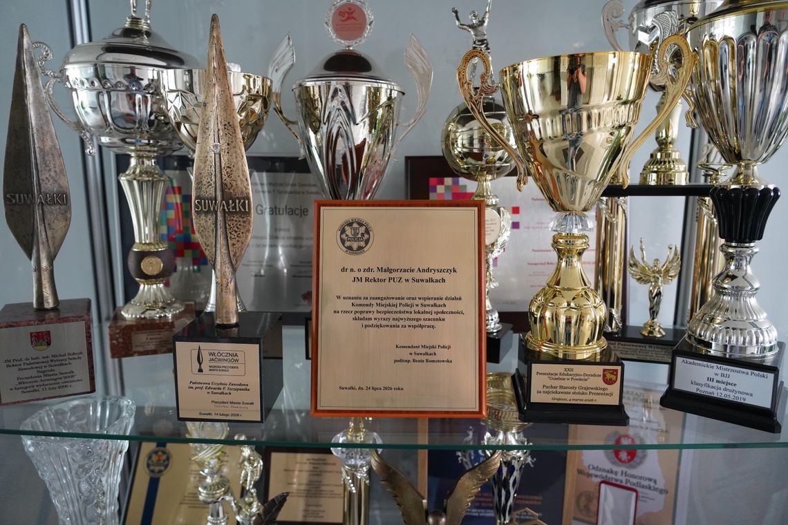 Rektor suwalskiej uczelni z podziękowaniami od Policji. Doceniono współpracę na rzecz bezpieczeństwa
