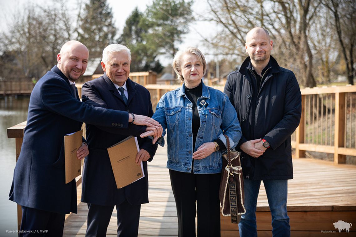 Rewitalizacja stawu na osiedlu Bema w Białymstoku zakończona – nowe pomosty, siłownia i ławki z ładowarkami