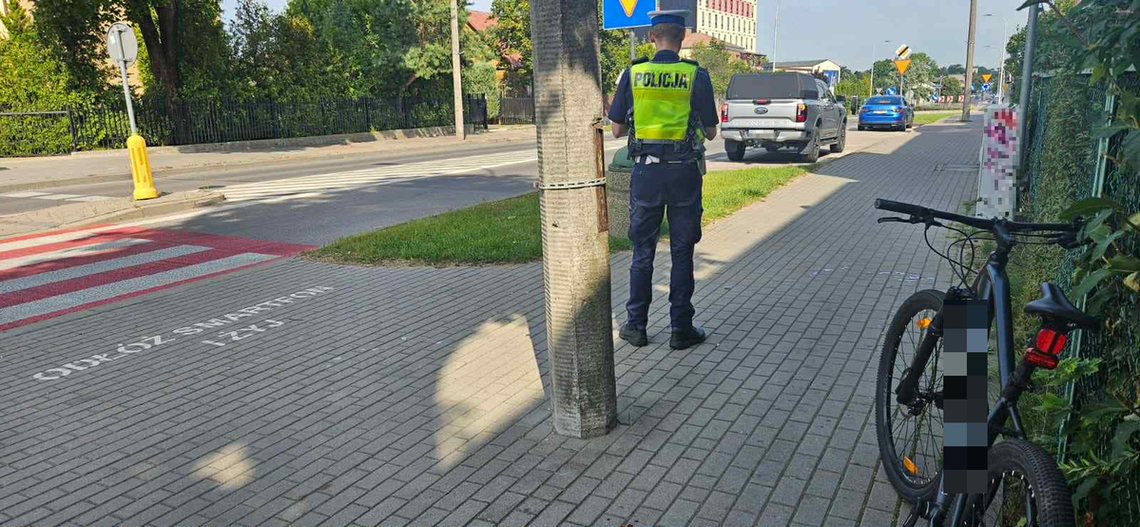 🚲 Rowerzysta uderzył w słup – zapatrzył się w telefon. Jechał kradzionym rowerem
