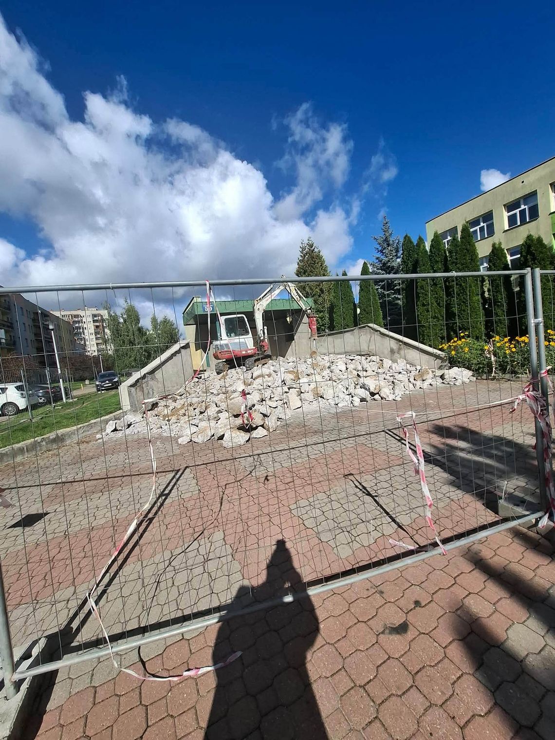 Rozpoczął się remont schodów w Szkole Podstawowej nr 7 im. św. Jana Pawła II w Suwałkach.
