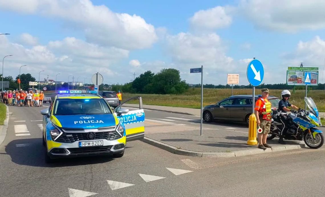 Ruszyła piesza pielgrzymka do Wilna. Suwalscy policjanci czuwają nad bezpieczeństwem Ruszyła piesza pielgrzymka do Wilna. Suwalscy policjanci czuwają nad bezpieczeństwem