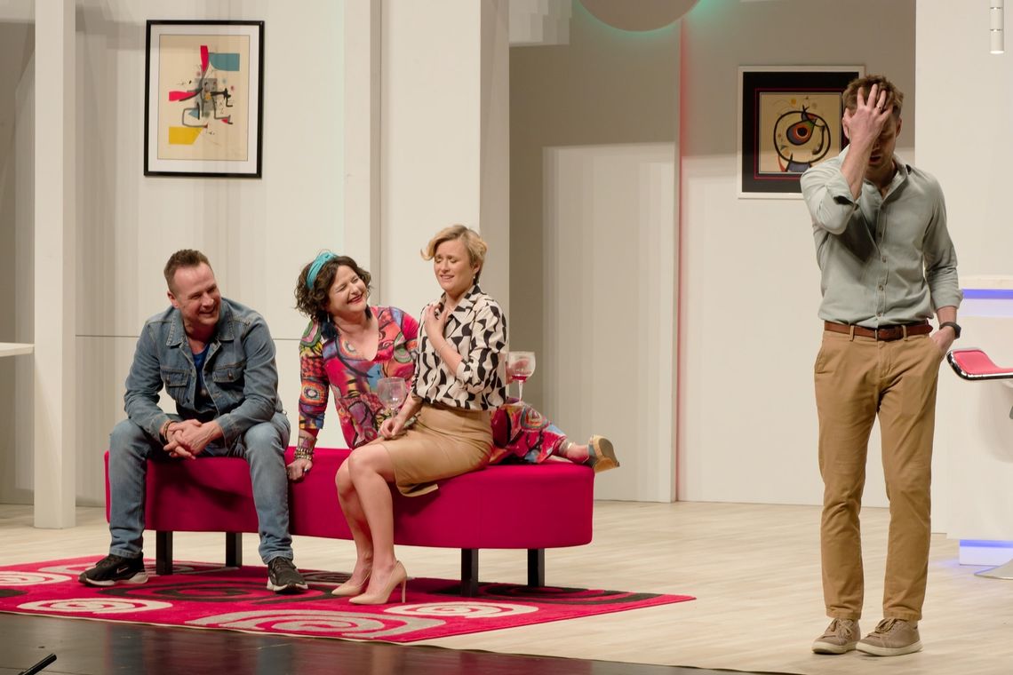 „Sąsiedzi z góry” rozbawili publiczność w Suwałkach. Teatralny wieczór w Dniu Kobiet